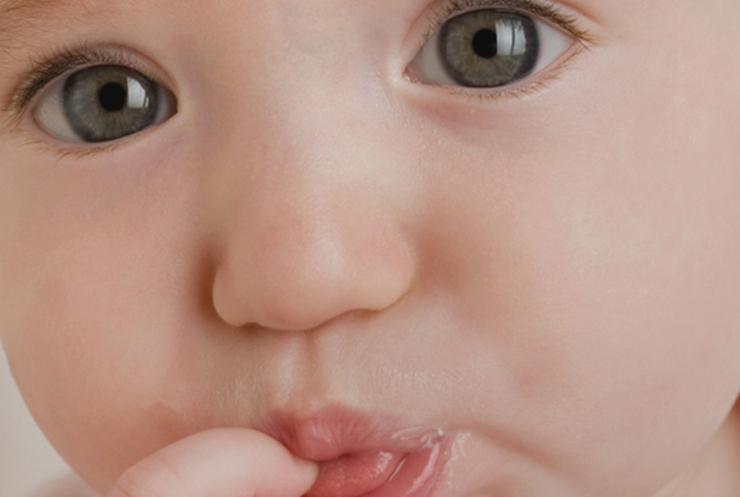Rigurgito e reflusso nel neonato: come riconoscerlo e quando preoccuparsi | Mellin