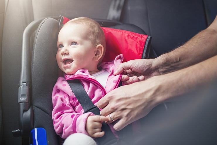 Sicurezza bambini: cosa fare per tenerli sicuri nel lettone, in casa, in auto e mentre mangiano | Mellin
