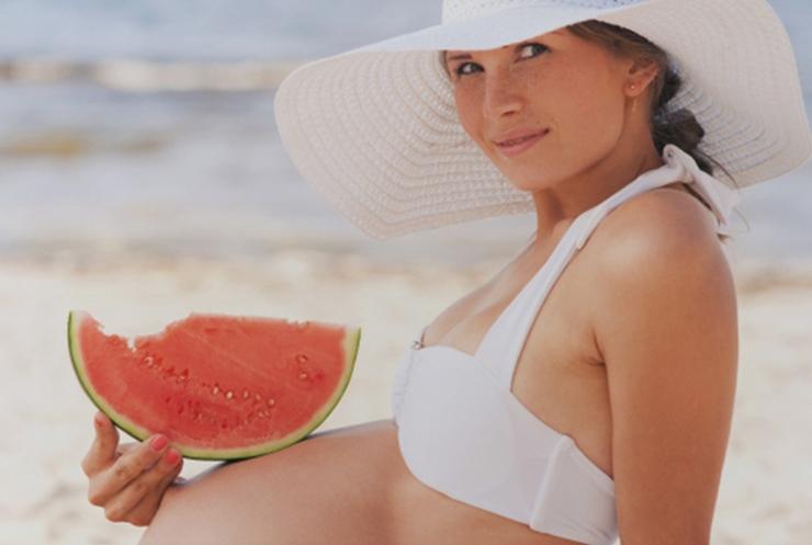 Caldo in gravidanza: outfit e rimedi per affrontare la gravidanza in estate | Mellin