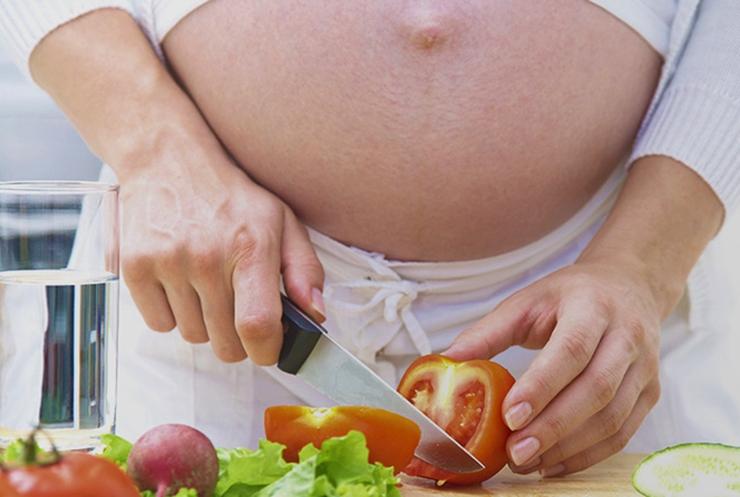 Alimentazione in gravidanza: cosa non mangiare | Mellin
