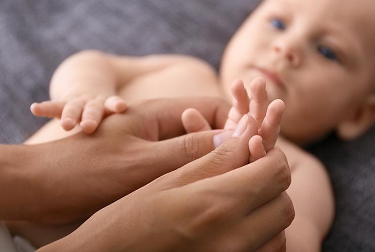 Massaggio infantile: cos’è il baby massage, i benefici e come farlo | Mellin